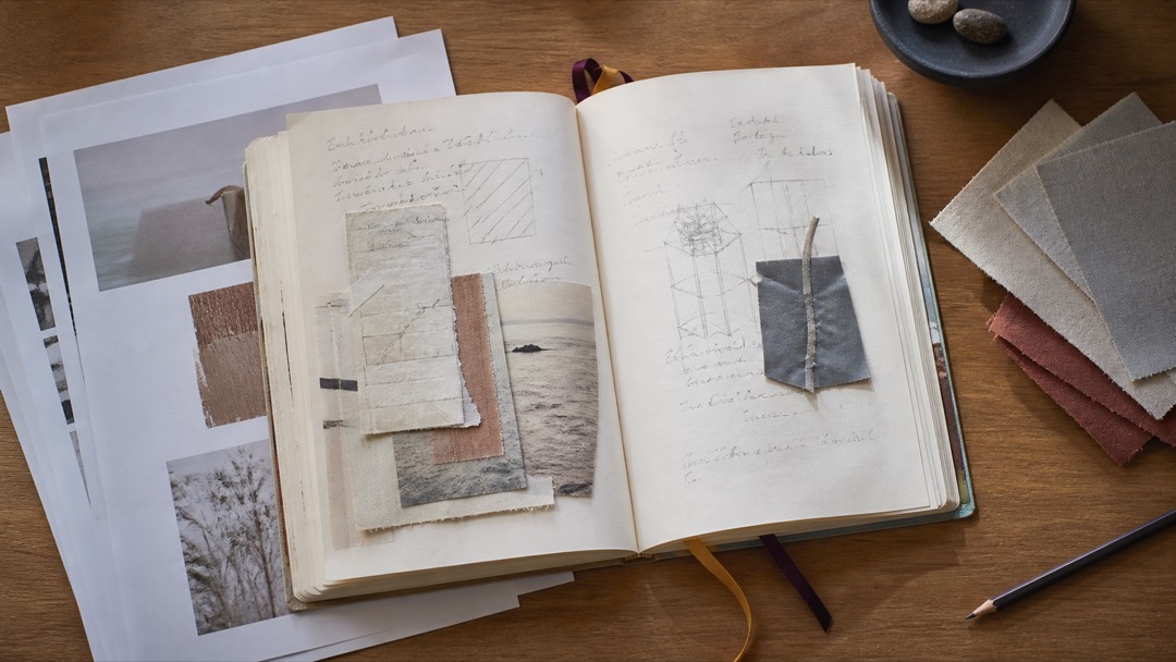 Carnet de veille avec dates, références soulignées et marque-pages de couleurs sur un bureau simple